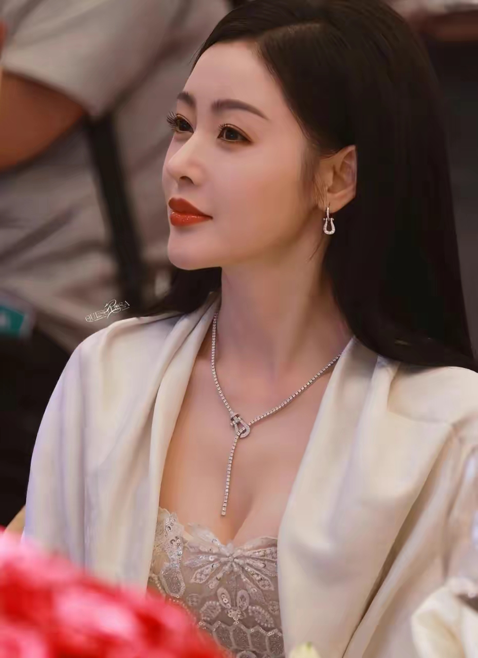 张天爱白色抹胸裙显傲人事业线插图6