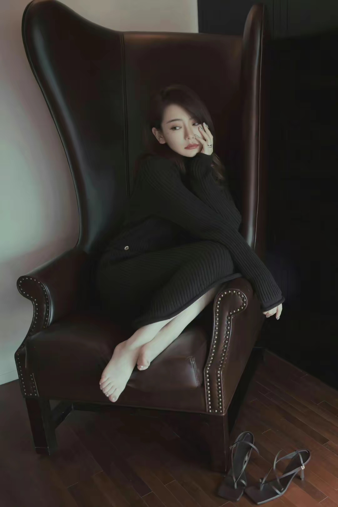 戚薇一字带高跟美足写真插图6