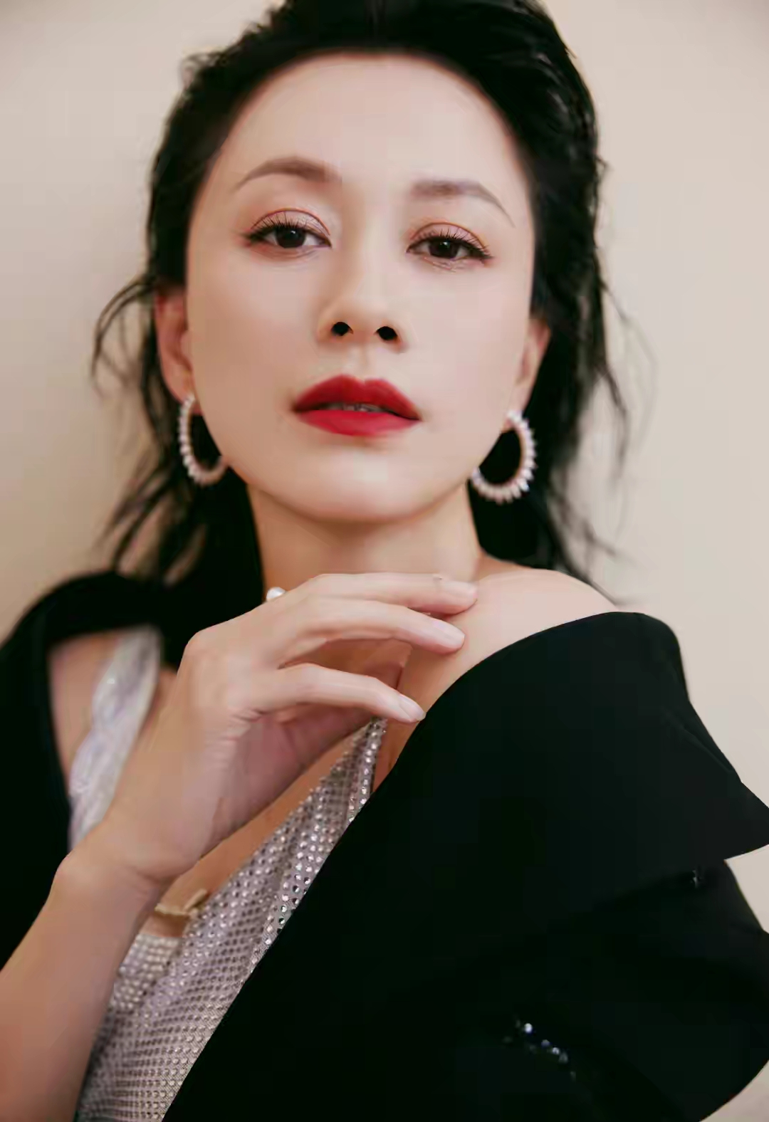 倪虹洁烫钻亮片背心风情写真插图