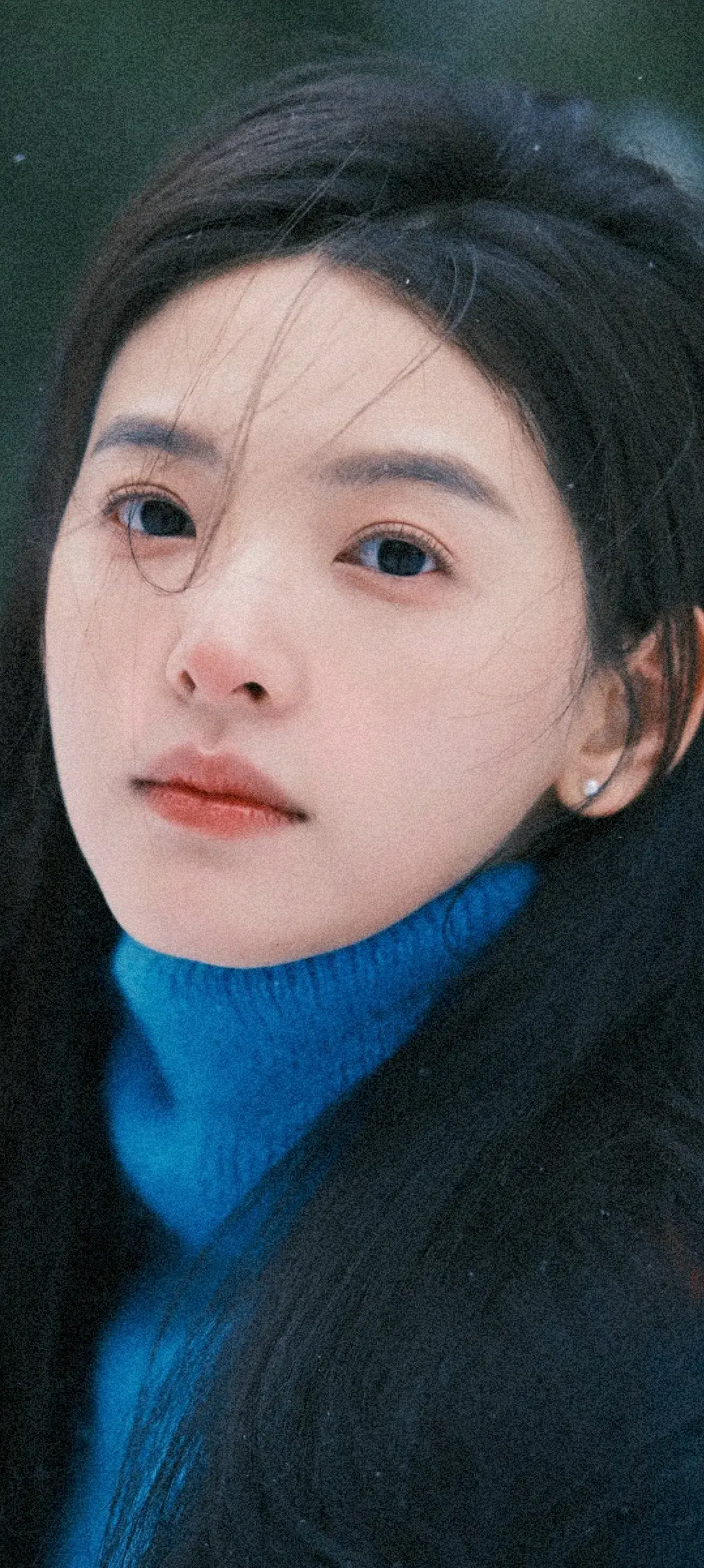 章若楠冬季氛围感写真壁纸插图1