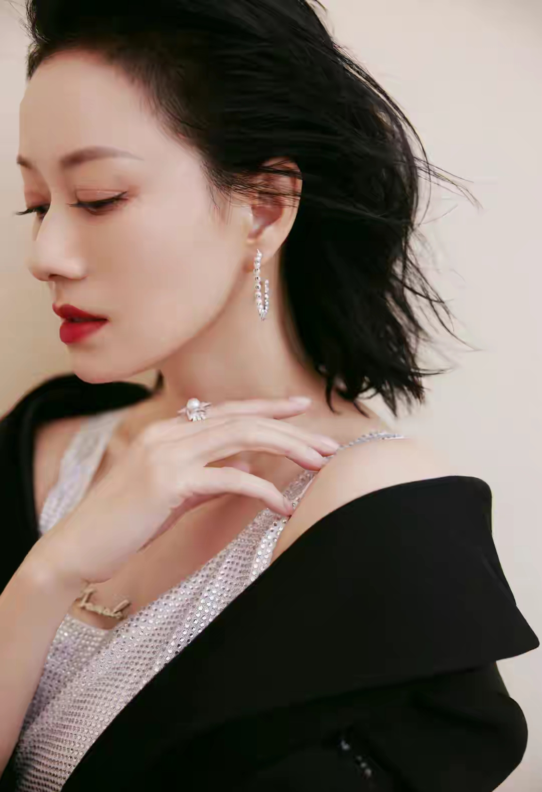 倪虹洁烫钻亮片背心风情写真插图1