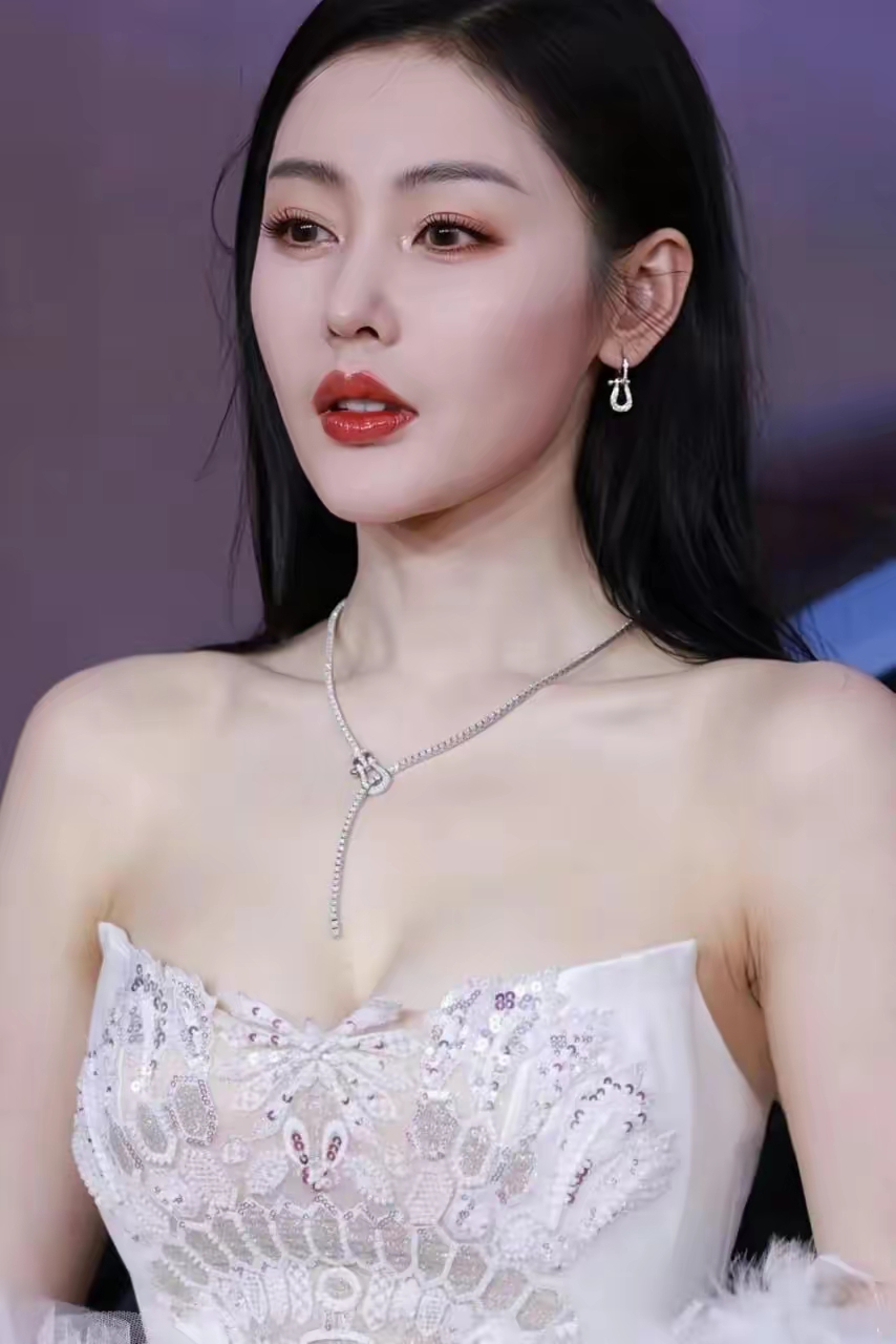 张天爱白色抹胸裙显傲人事业线插图7
