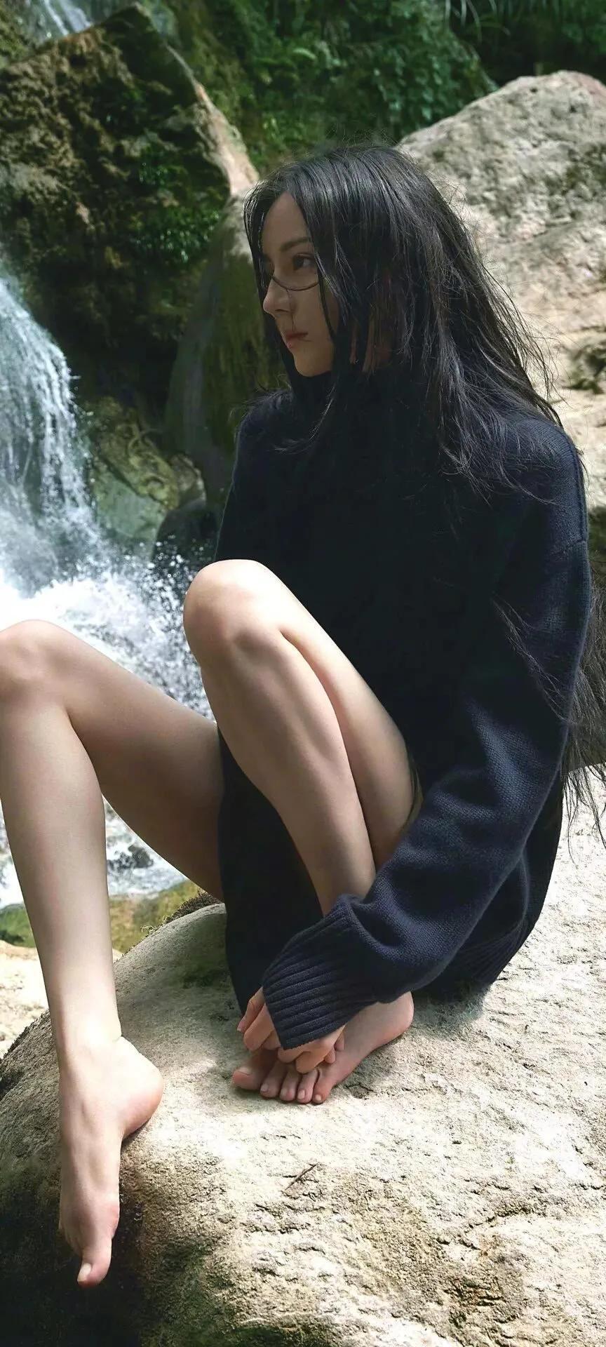 迪丽热巴性感泳装写真插图2