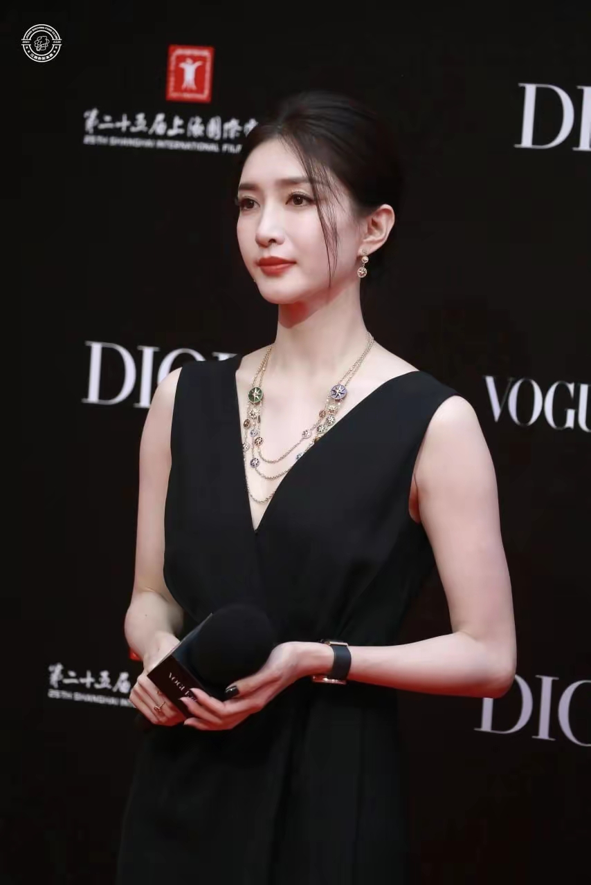 江疏影黑色露背无袖裙写真插图