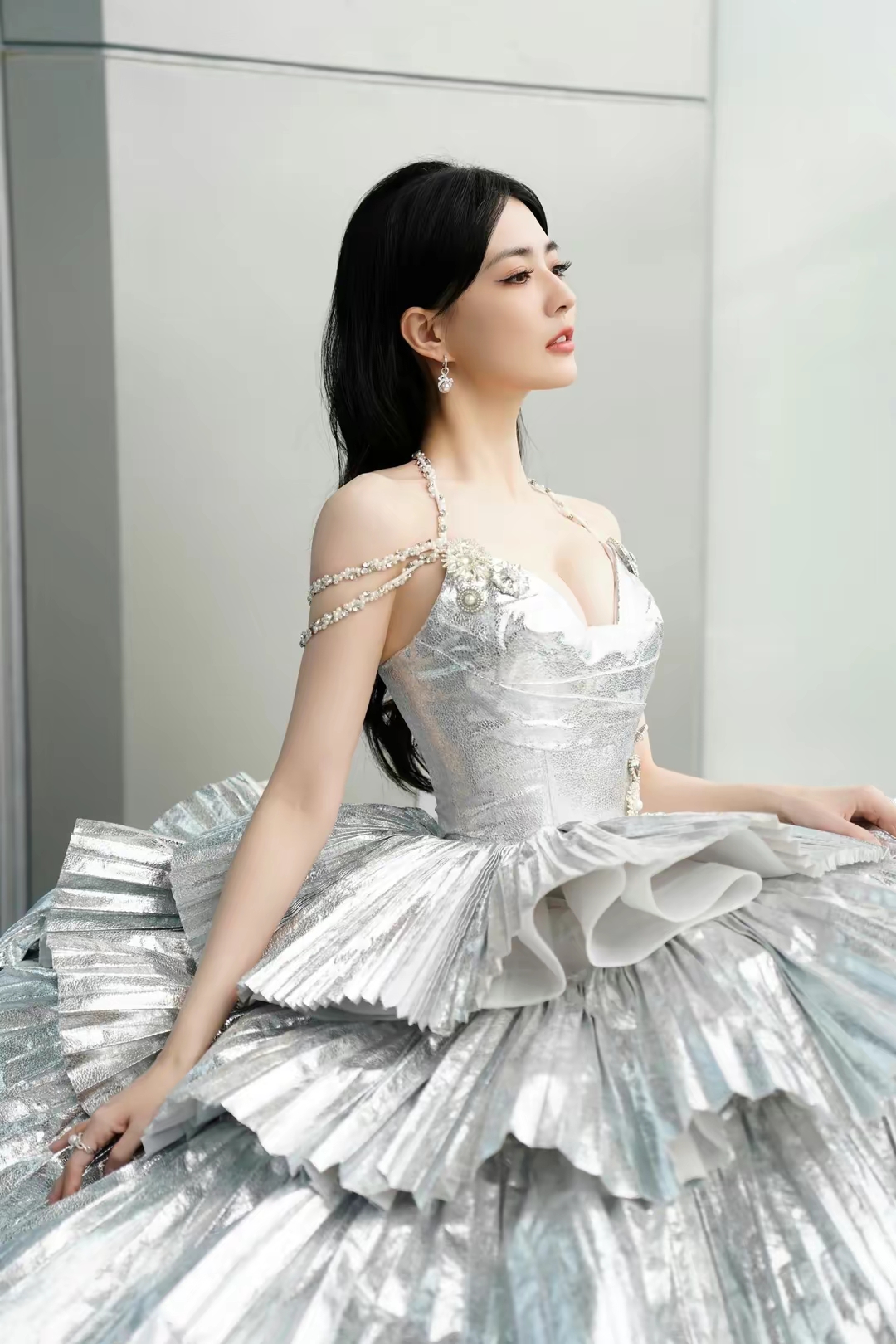 徐璐写真，银色公主裙的媚影插图3