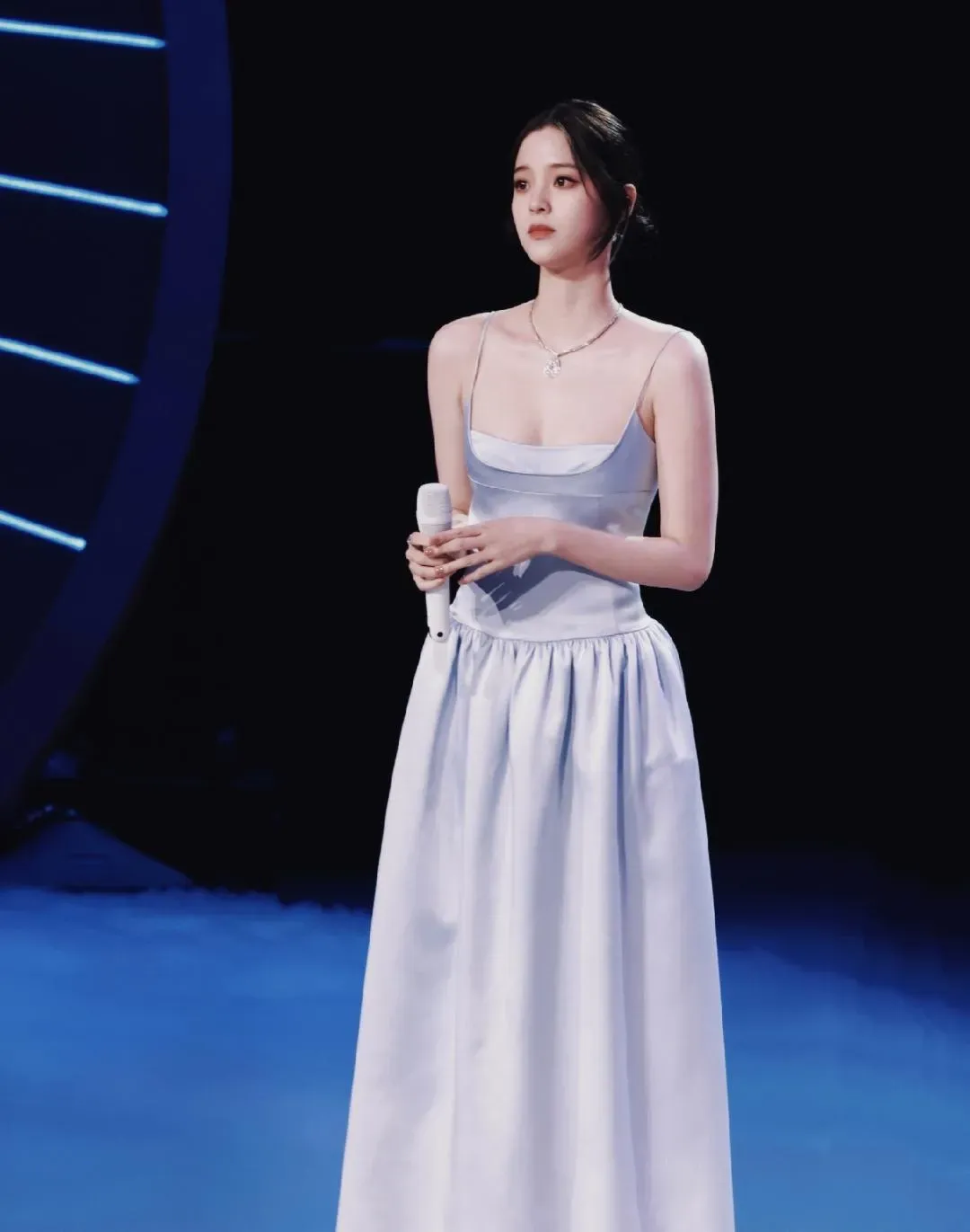 欧阳娜娜抹胸裙性感诱人写真插图3