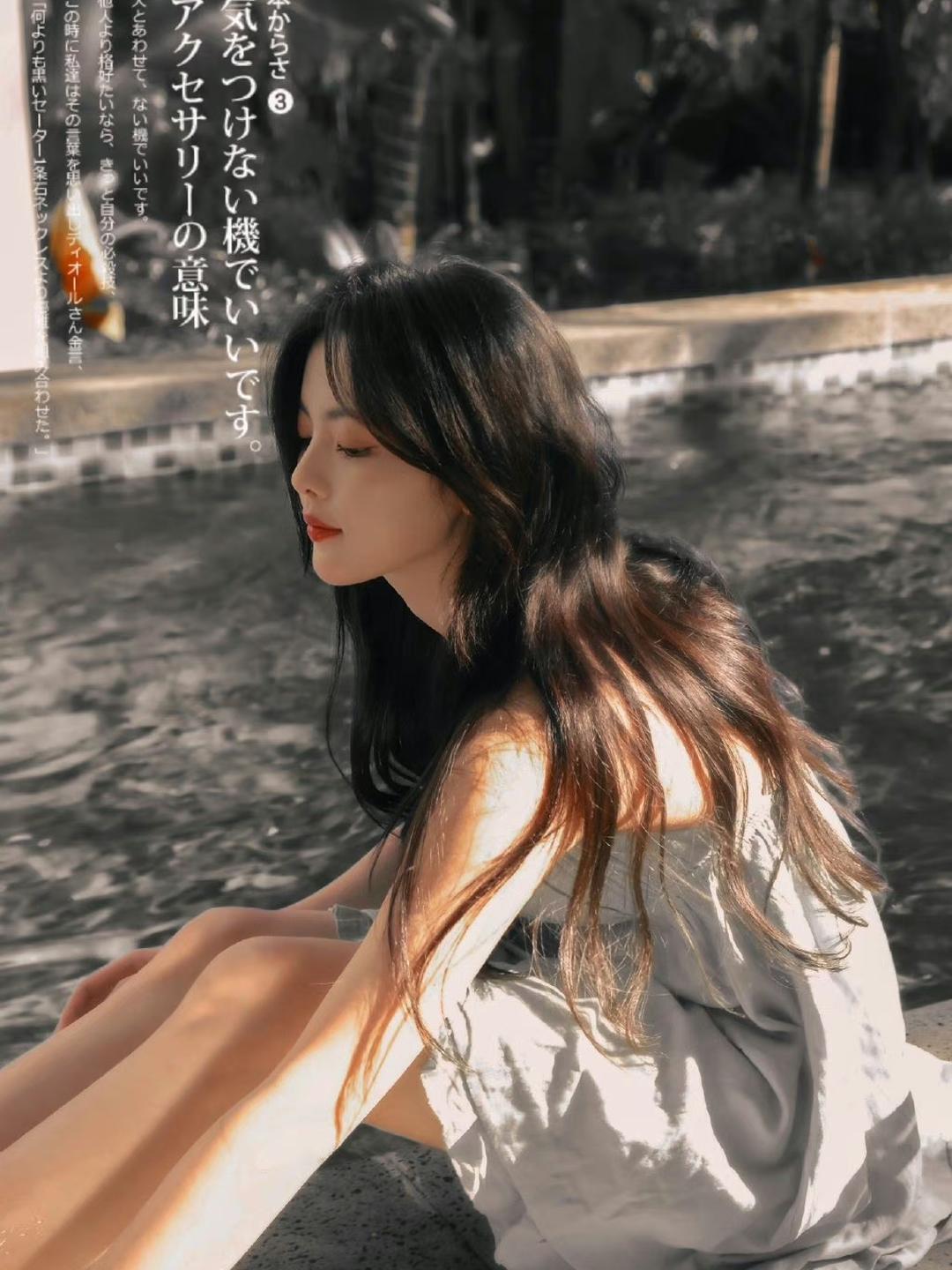 阳光里的杨超越写真插图6