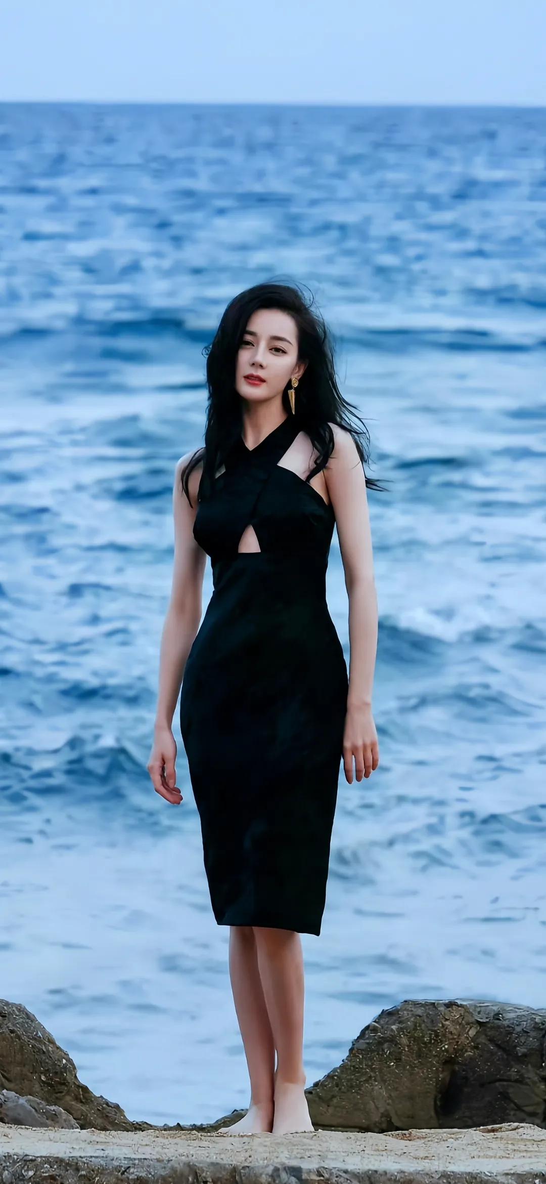 迪丽热巴性感泳装写真插图3