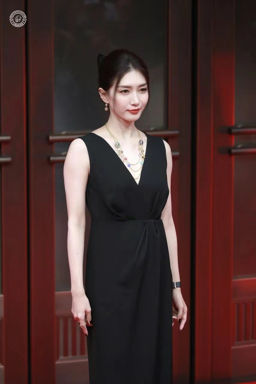 江疏影黑色露背无袖裙写真插图6