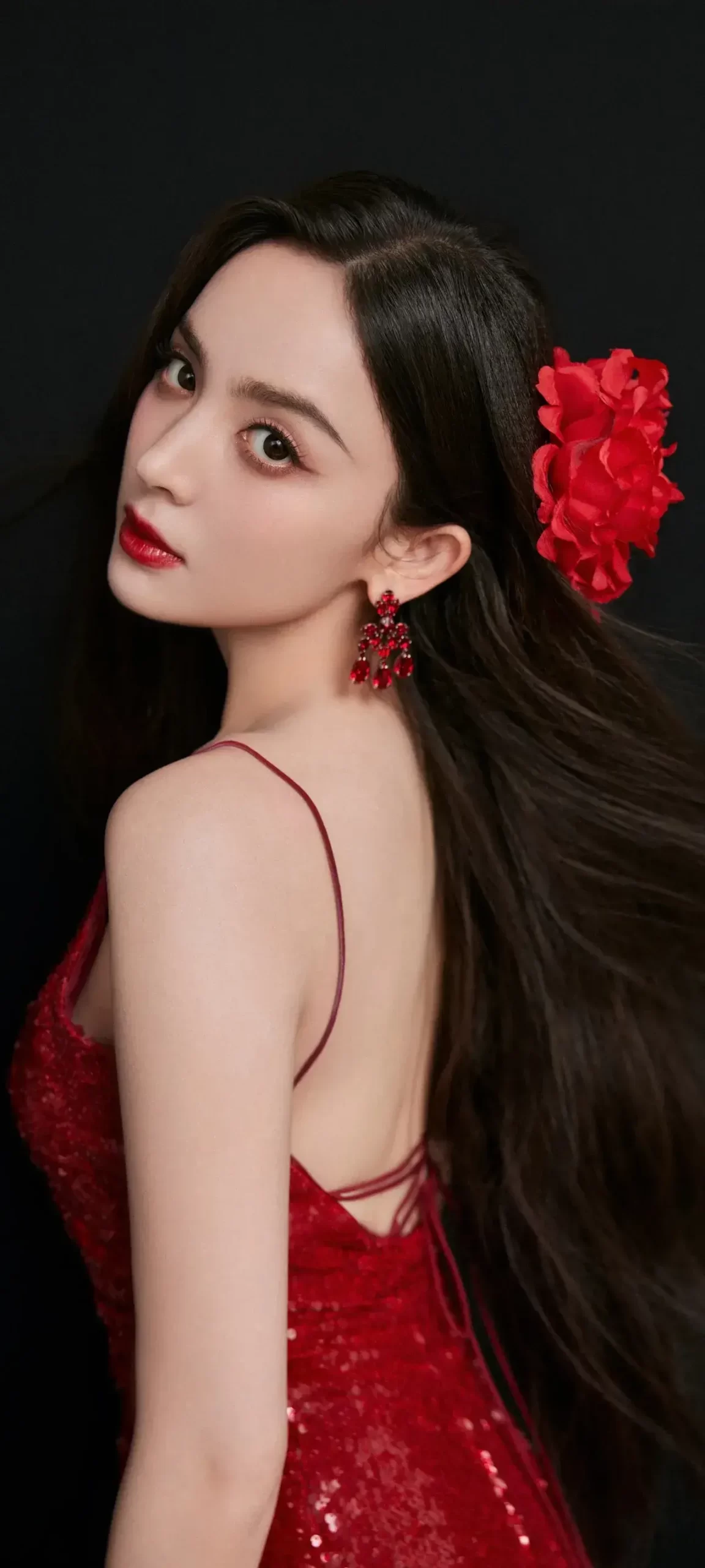古力娜扎红裙性感写真壁纸插图2