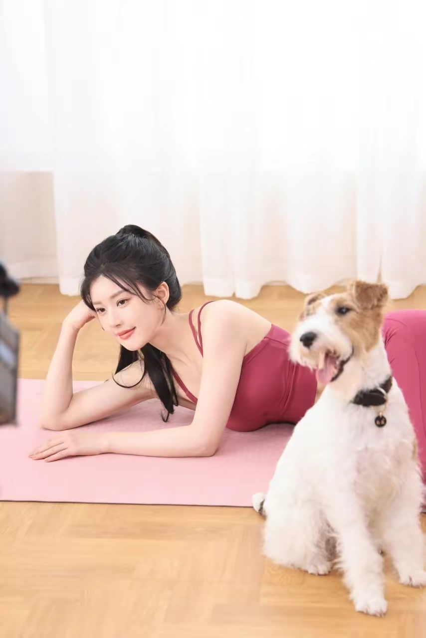 瑜伽中的甜美赵露思写真插图5