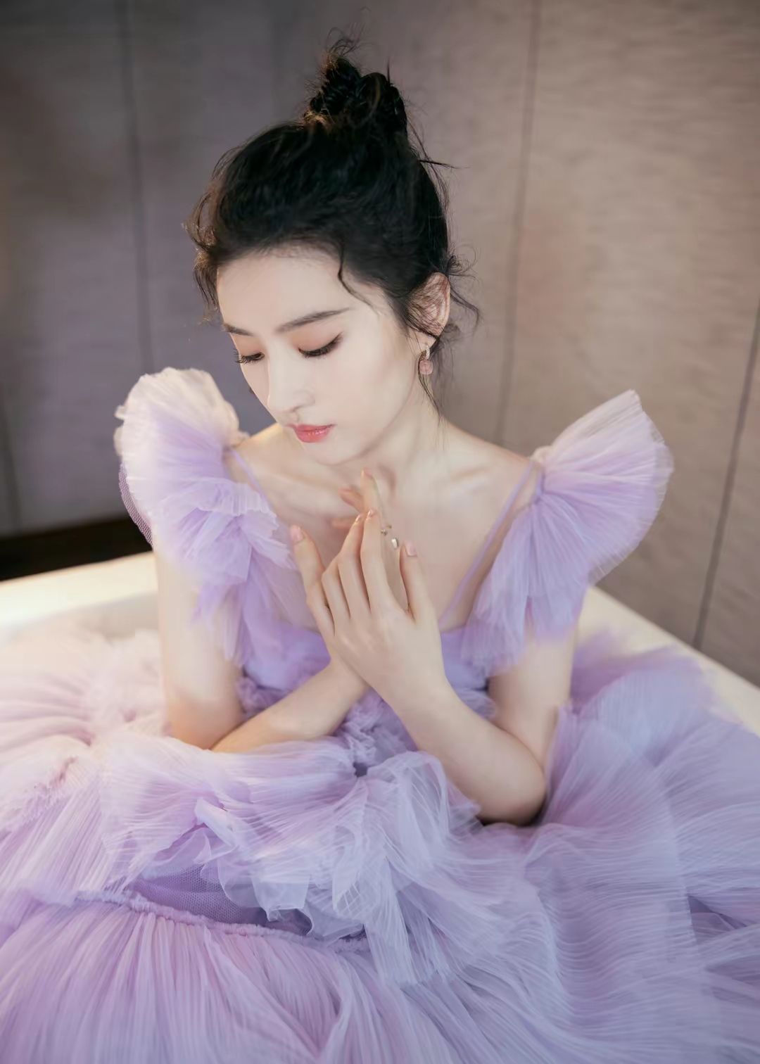 刘亦菲高清蓝色羽毛裙写真插图3