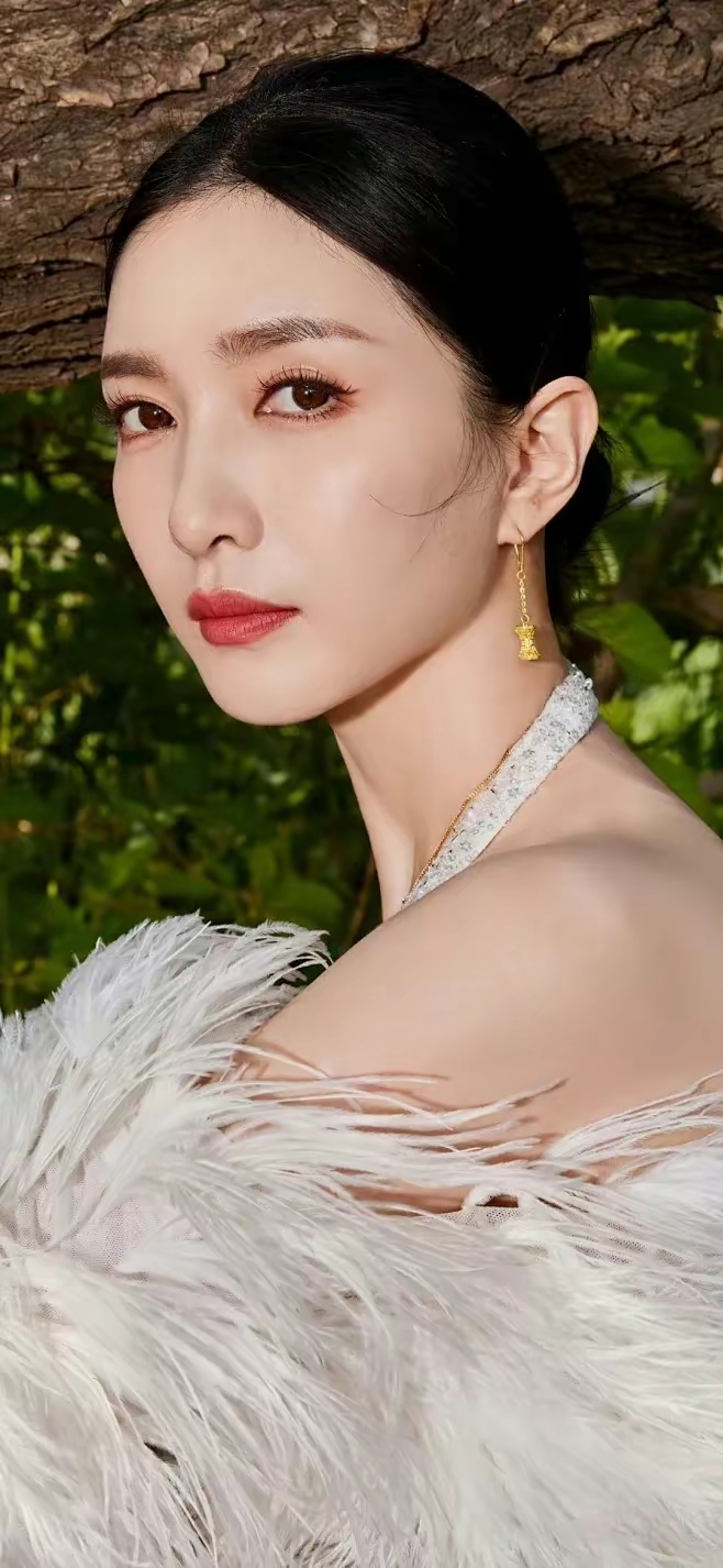 江疏影白裙美背写真壁纸插图7