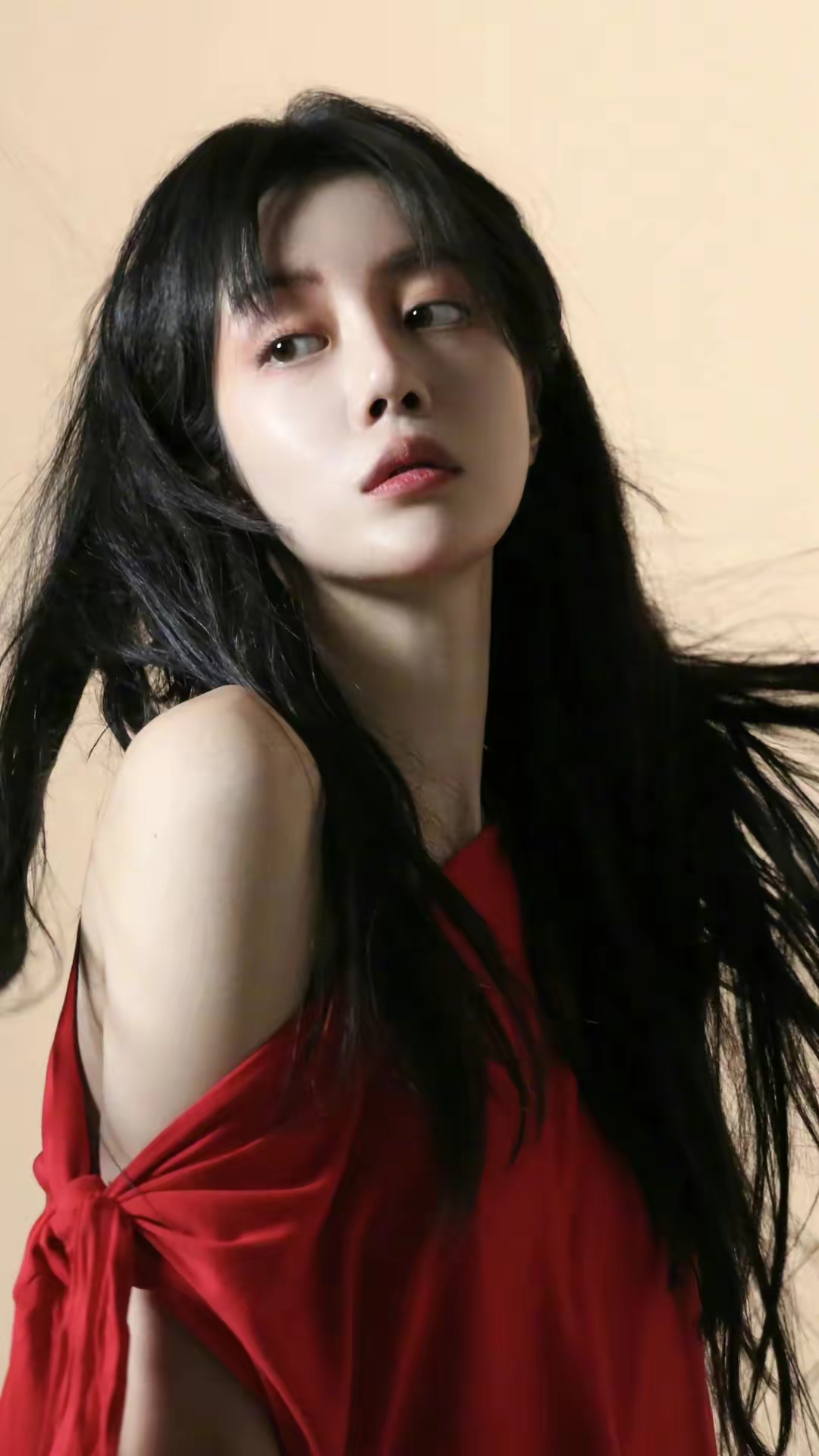 李溪芮黑色吊带长裙性感迷人插图4