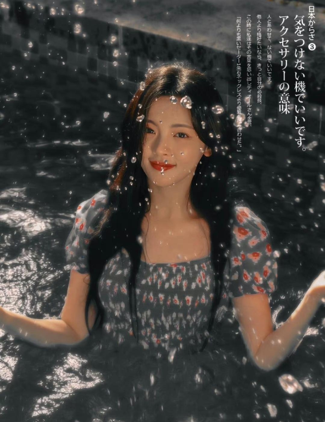 阳光里的杨超越写真插图