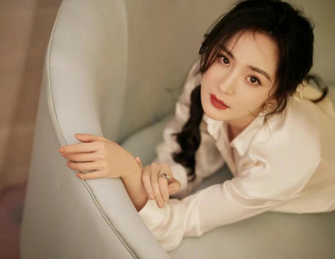 杨幂写真，姿势怎样摆都美丽插图1