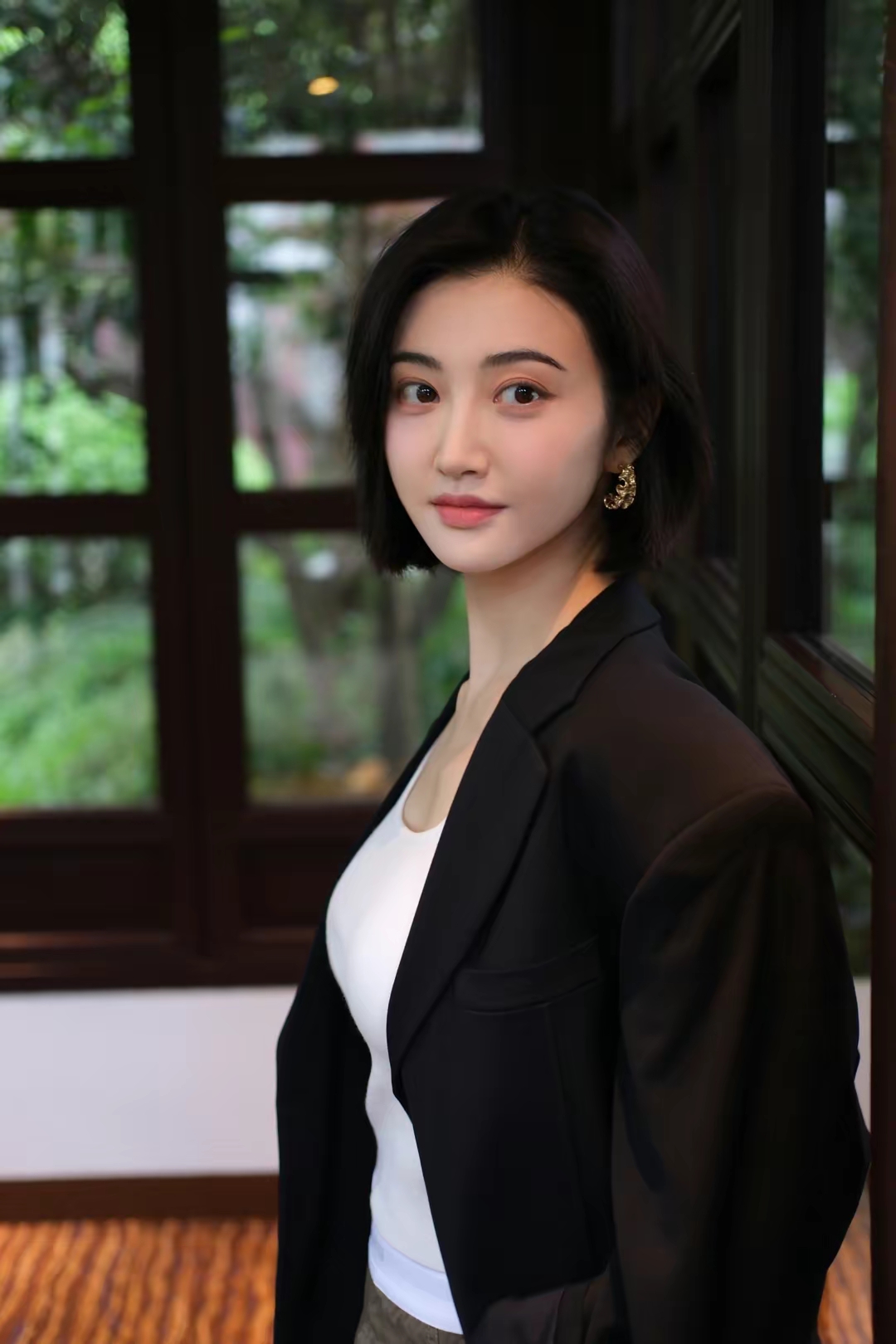 景甜白色背心写真插图3