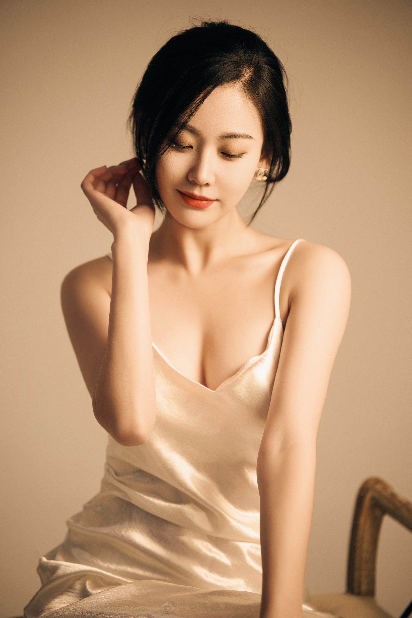 赵珞姿性感吊带裙插图2