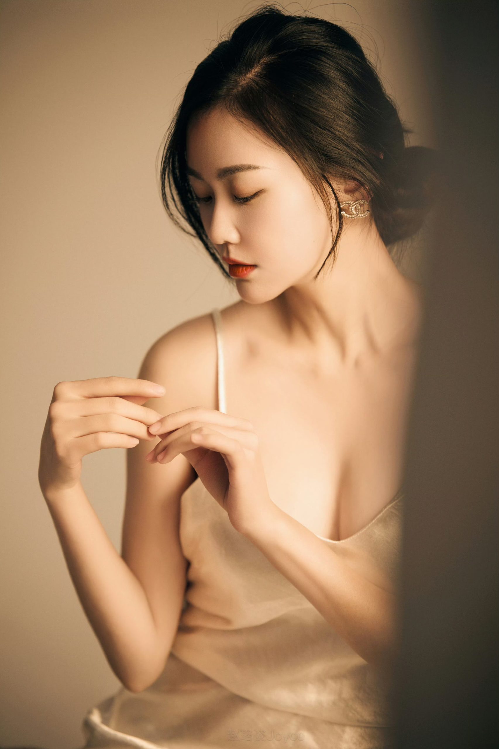 赵珞姿性感吊带裙插图8