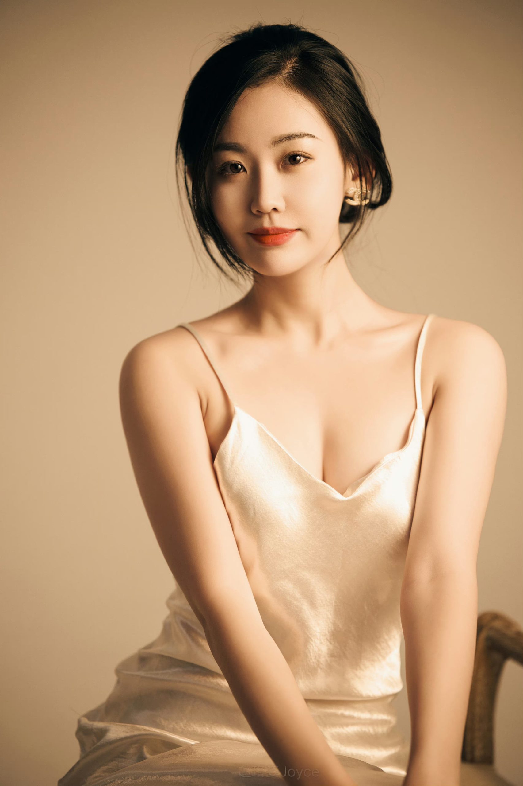 赵珞姿性感吊带裙插图7