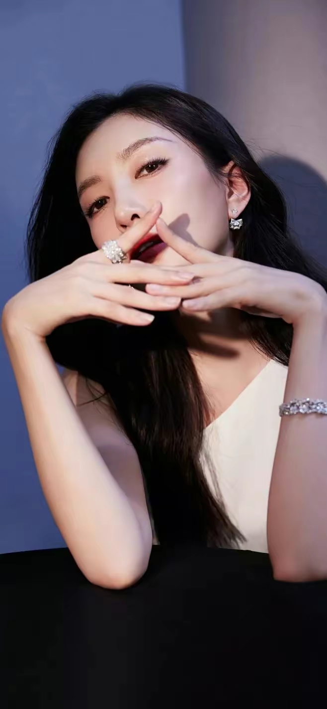 江疏影白裙高清写真壁纸插图5
