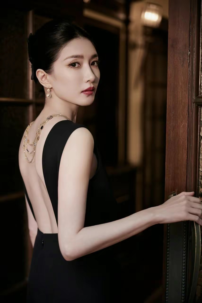 江疏影黑色露背无袖裙写真插图1