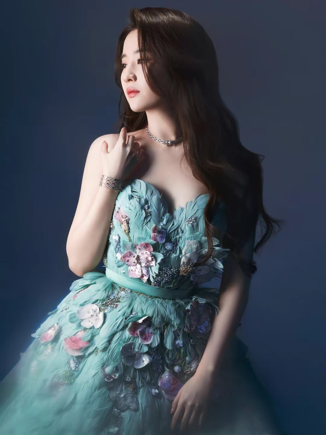 刘亦菲高清蓝色羽毛裙写真插图11