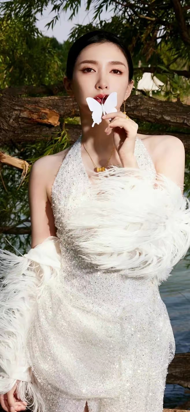 江疏影白裙美背写真壁纸插图1