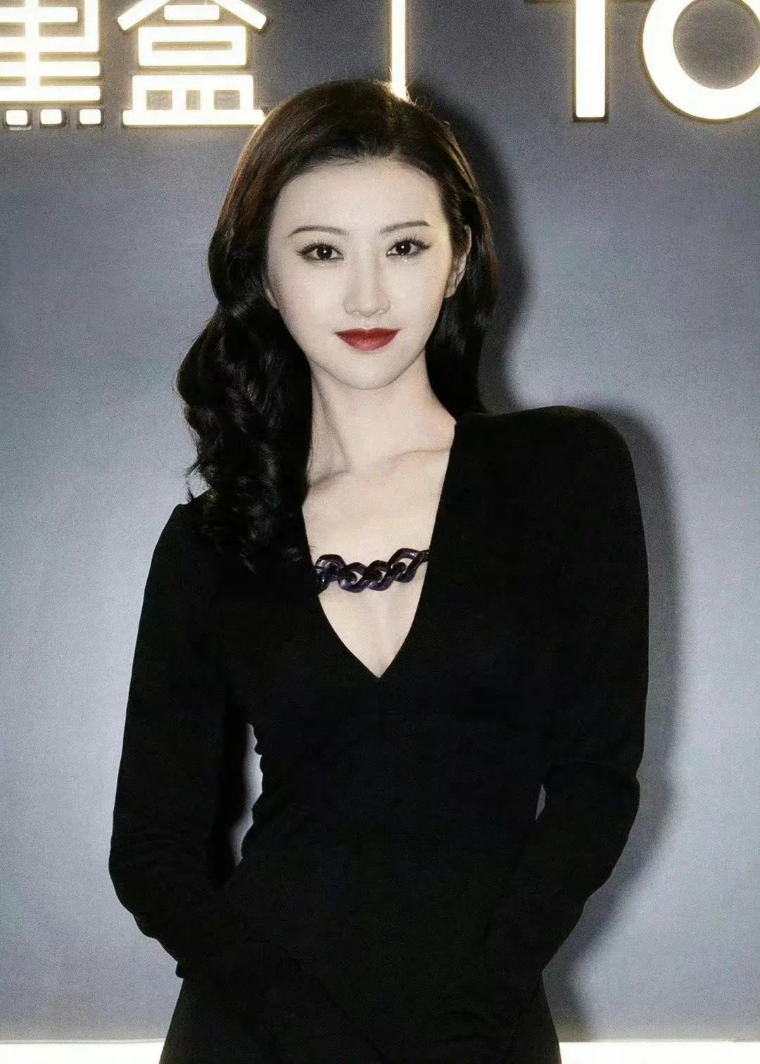 景甜写真，清纯女神的深V性感风插图2