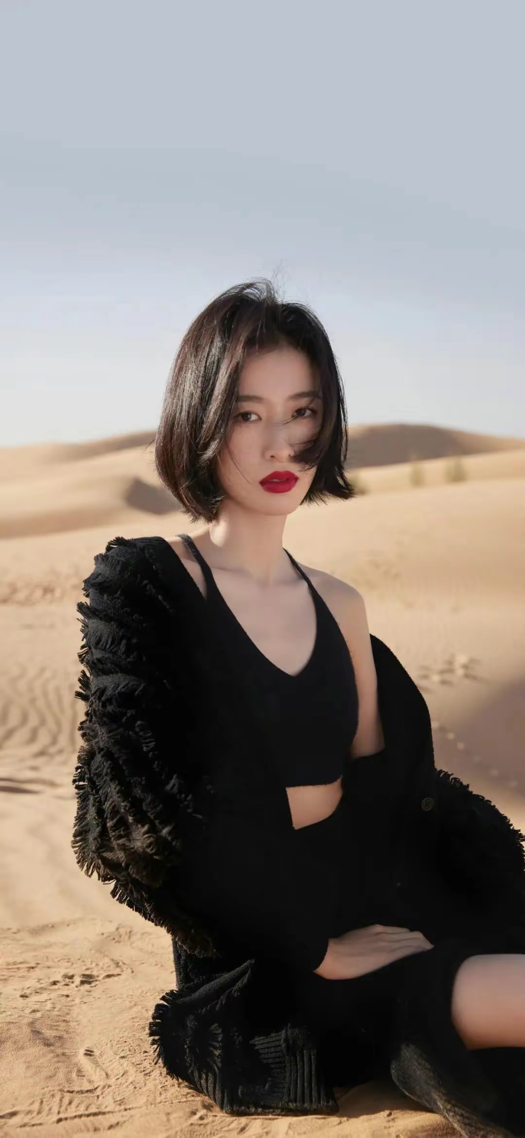 周雨彤沙漠写真壁纸插图2