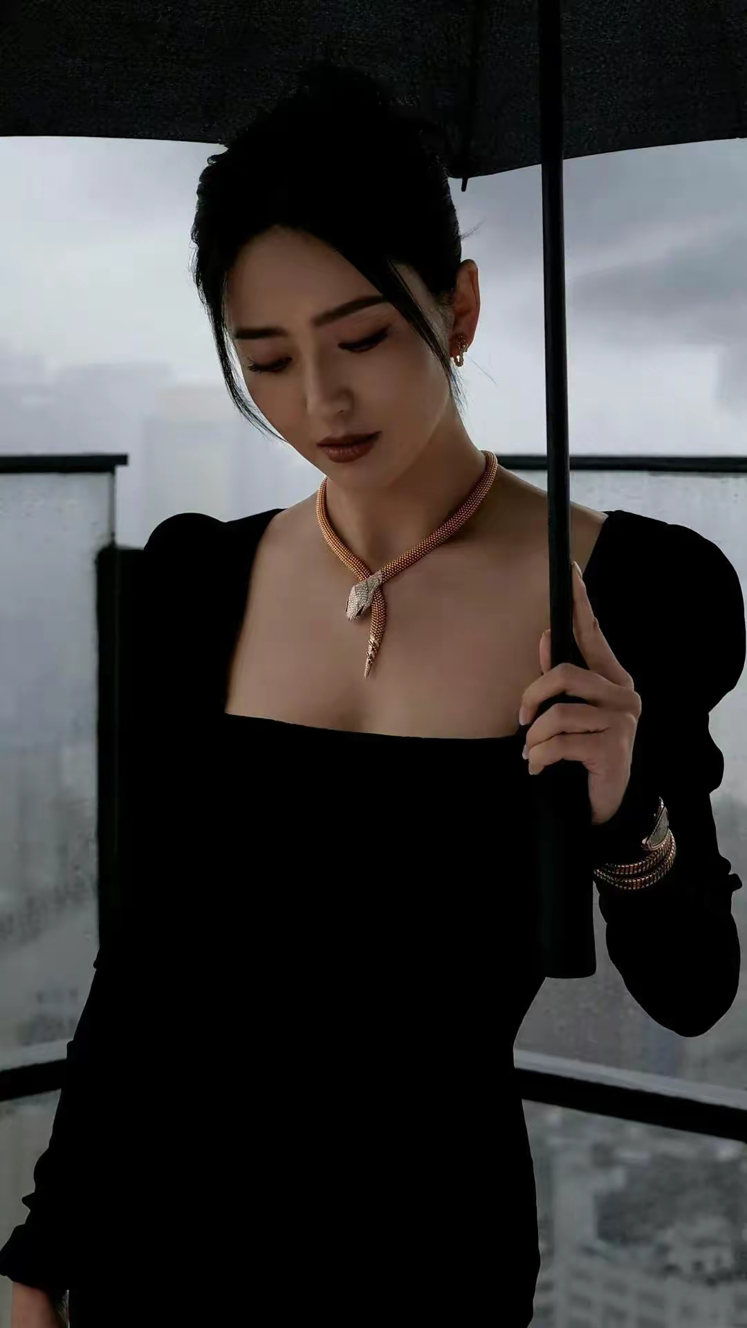 佟丽娅性感黑色礼服插图2