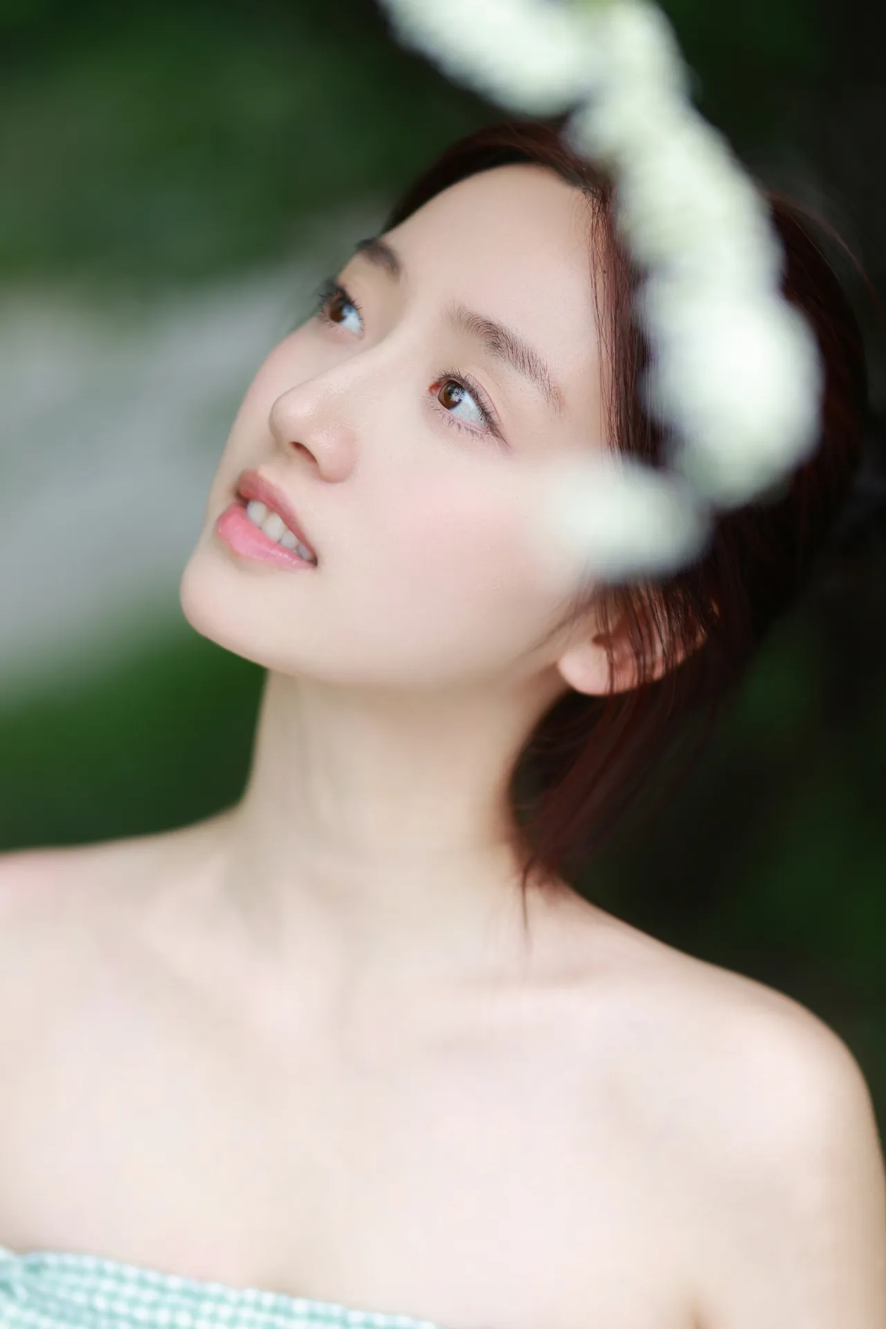 陈叶玲身着连衣裙， 仿佛夏日的诗篇插图1
