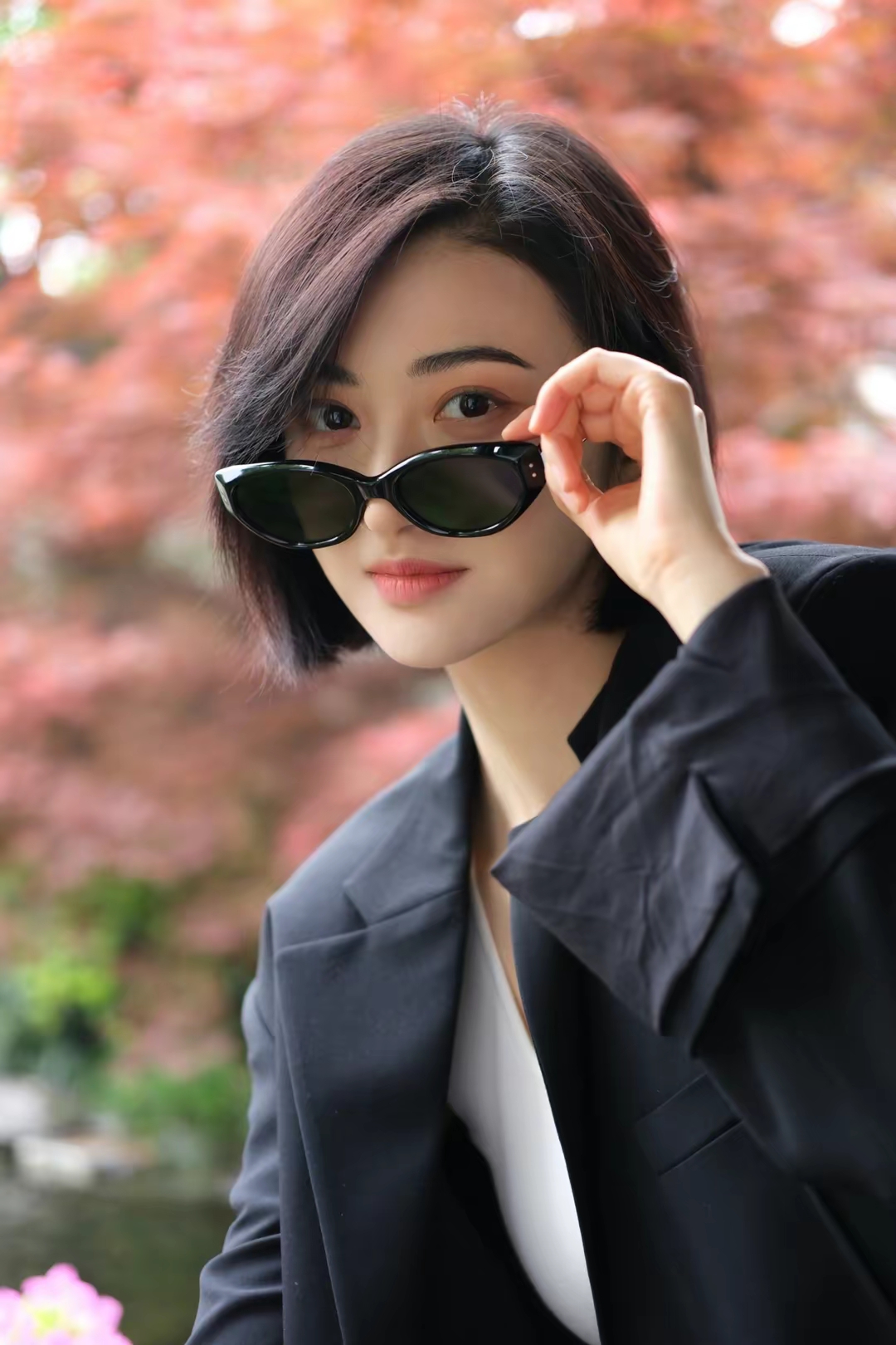 景甜白色背心写真插图5