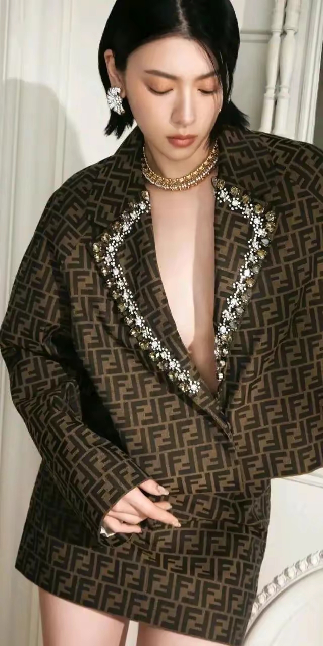 三吉彩花写真壁纸插图