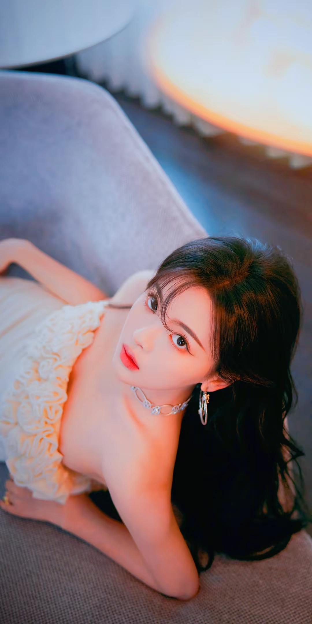 杨超越抹胸白裙光影大片插图5
