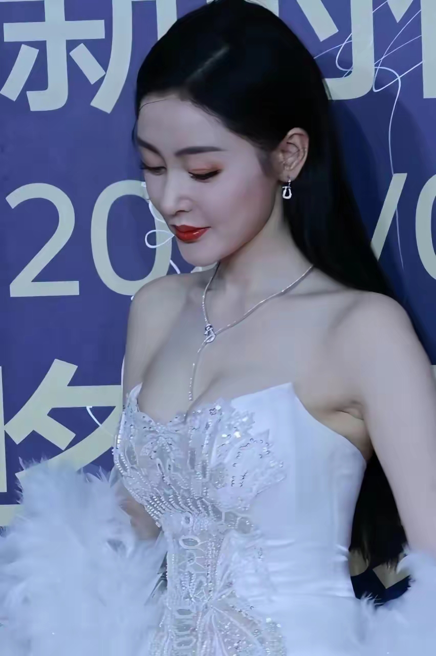 张天爱白色抹胸裙显傲人事业线插图