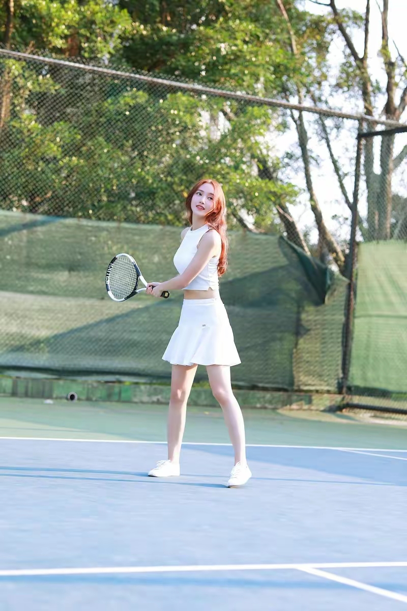 打网球的女孩写真插图1
