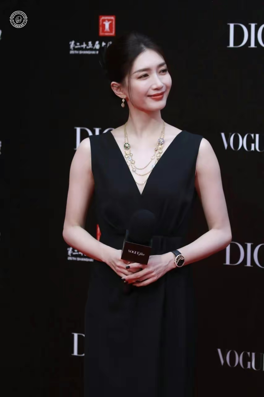 江疏影黑色露背无袖裙写真插图3