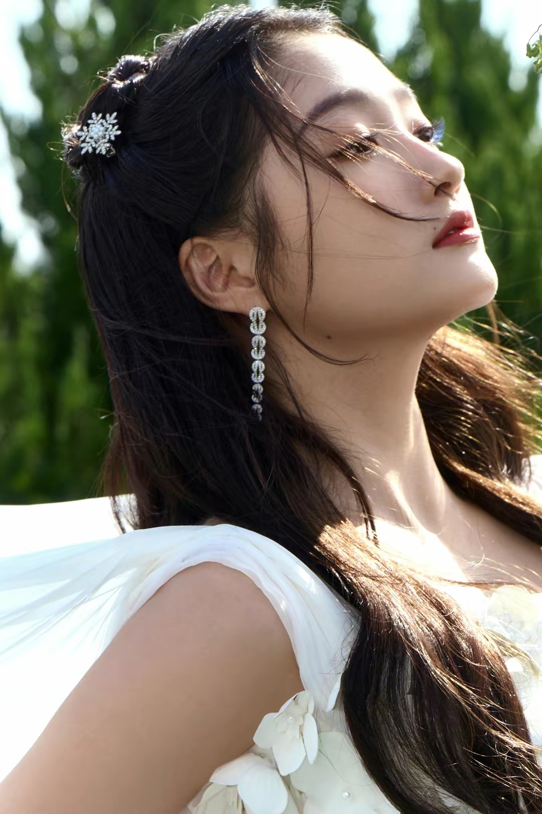 关晓彤白色紧身超短裙写真插图1