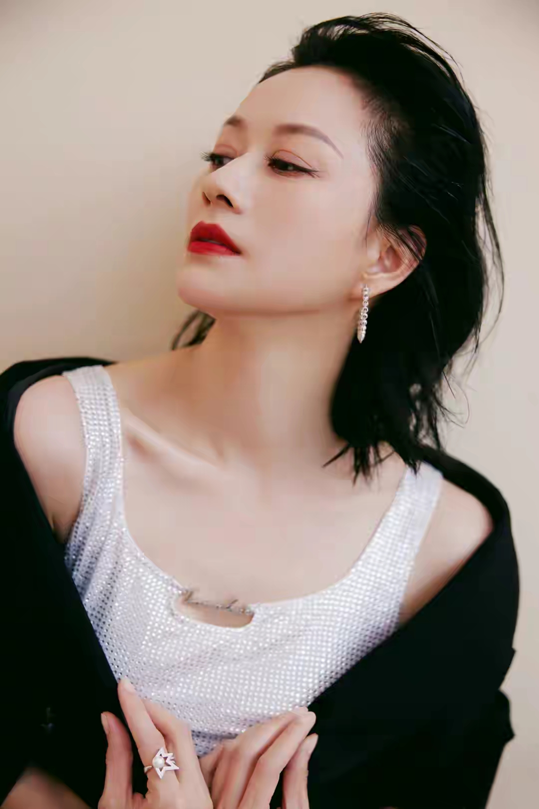 倪虹洁烫钻亮片背心风情写真插图5