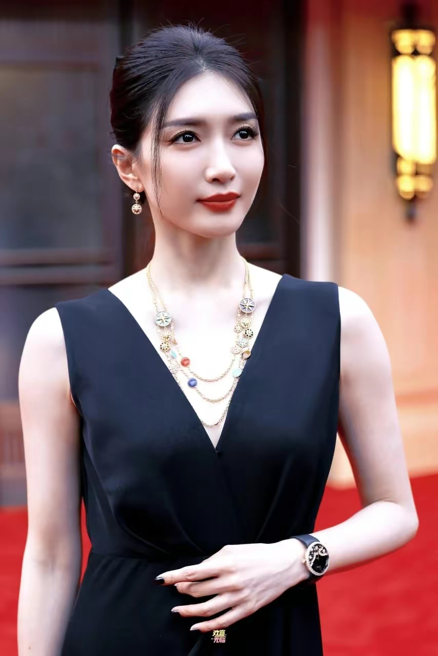 江疏影黑色露背无袖裙写真插图8
