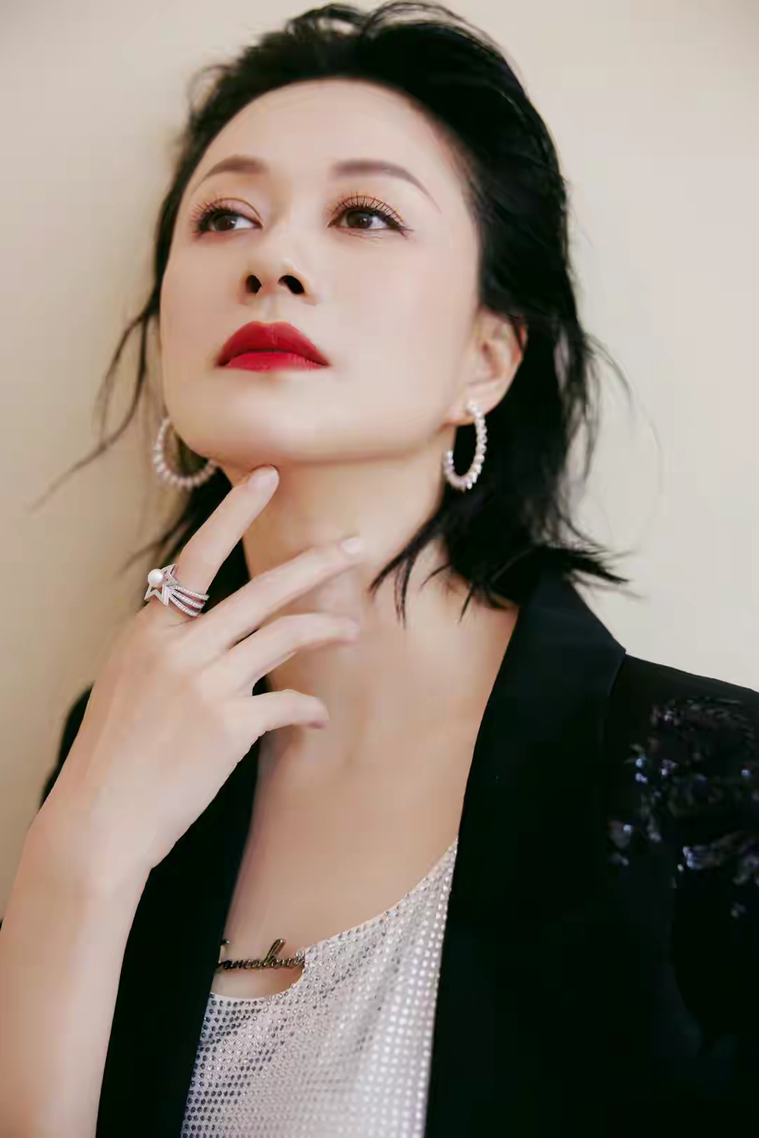 倪虹洁烫钻亮片背心风情写真插图2