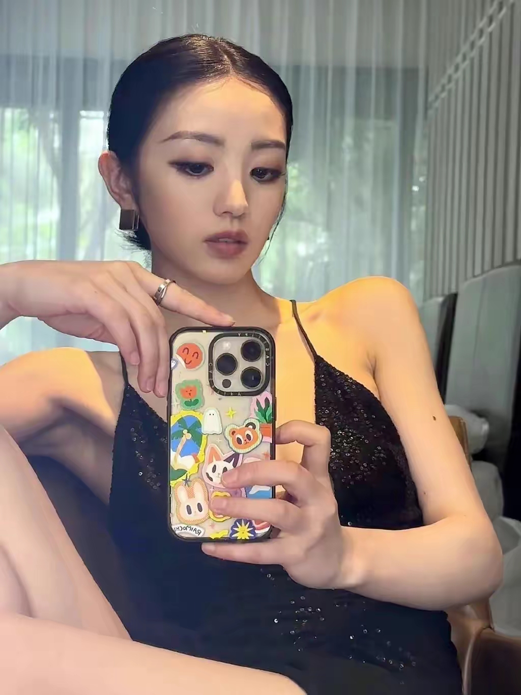 田曦薇写真，黑色吊带裙的魅力插图3