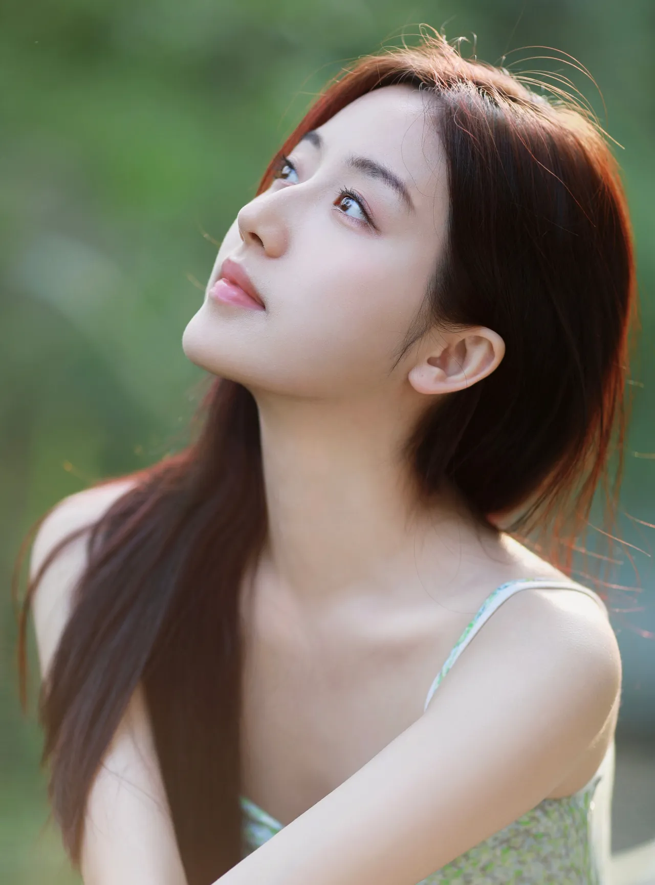 陈叶玲身着连衣裙， 仿佛夏日的诗篇插图2