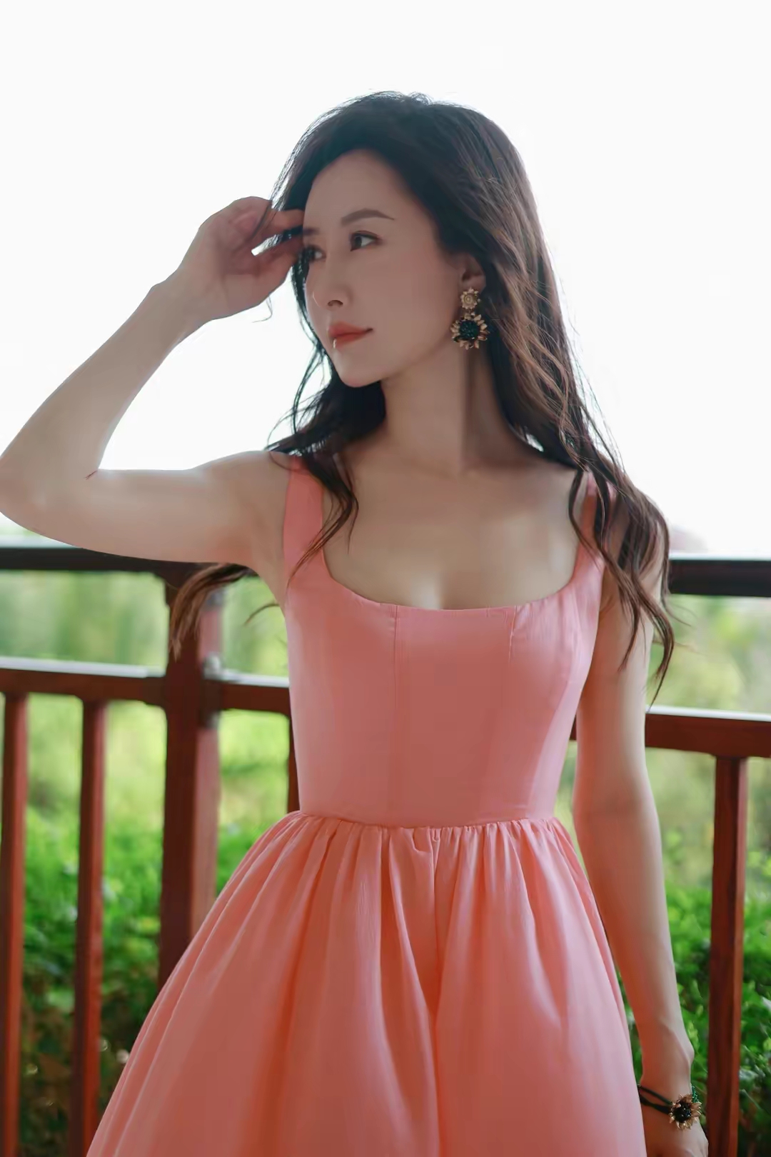 舒畅粉色连衣裙明媚写真插图