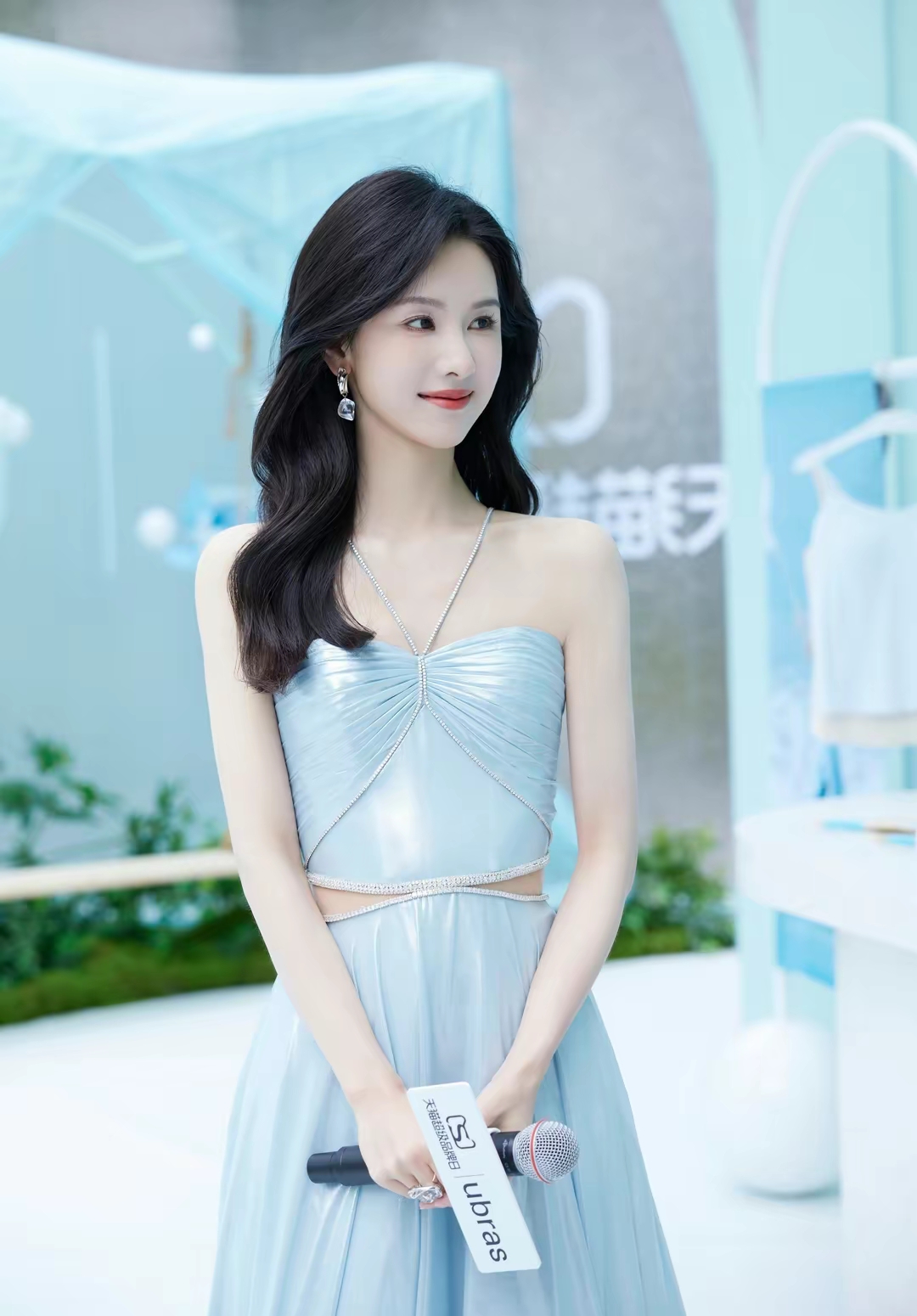 陈都灵水蓝色露腰礼服裙写真插图18
