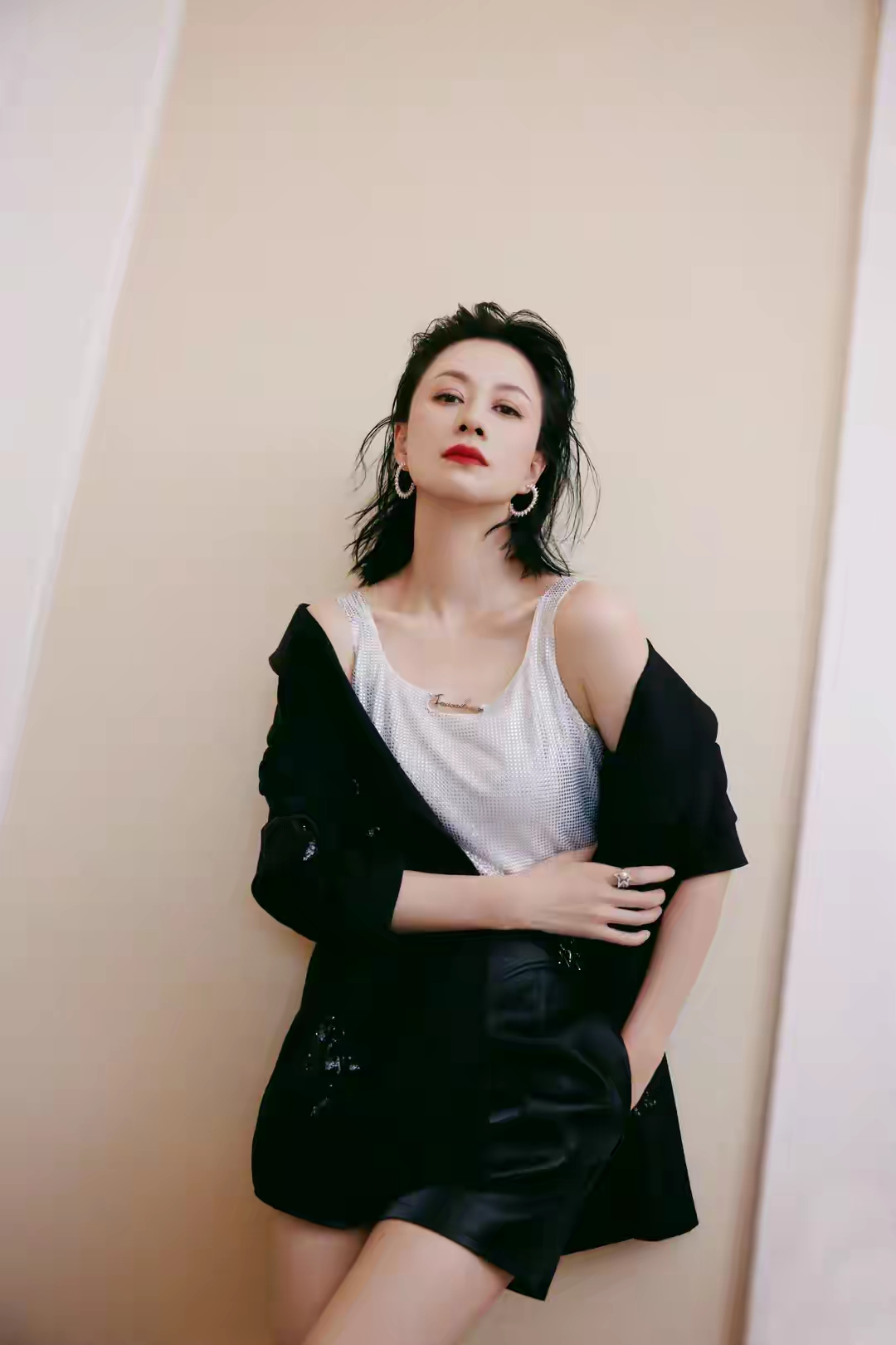 倪虹洁烫钻亮片背心风情写真插图6