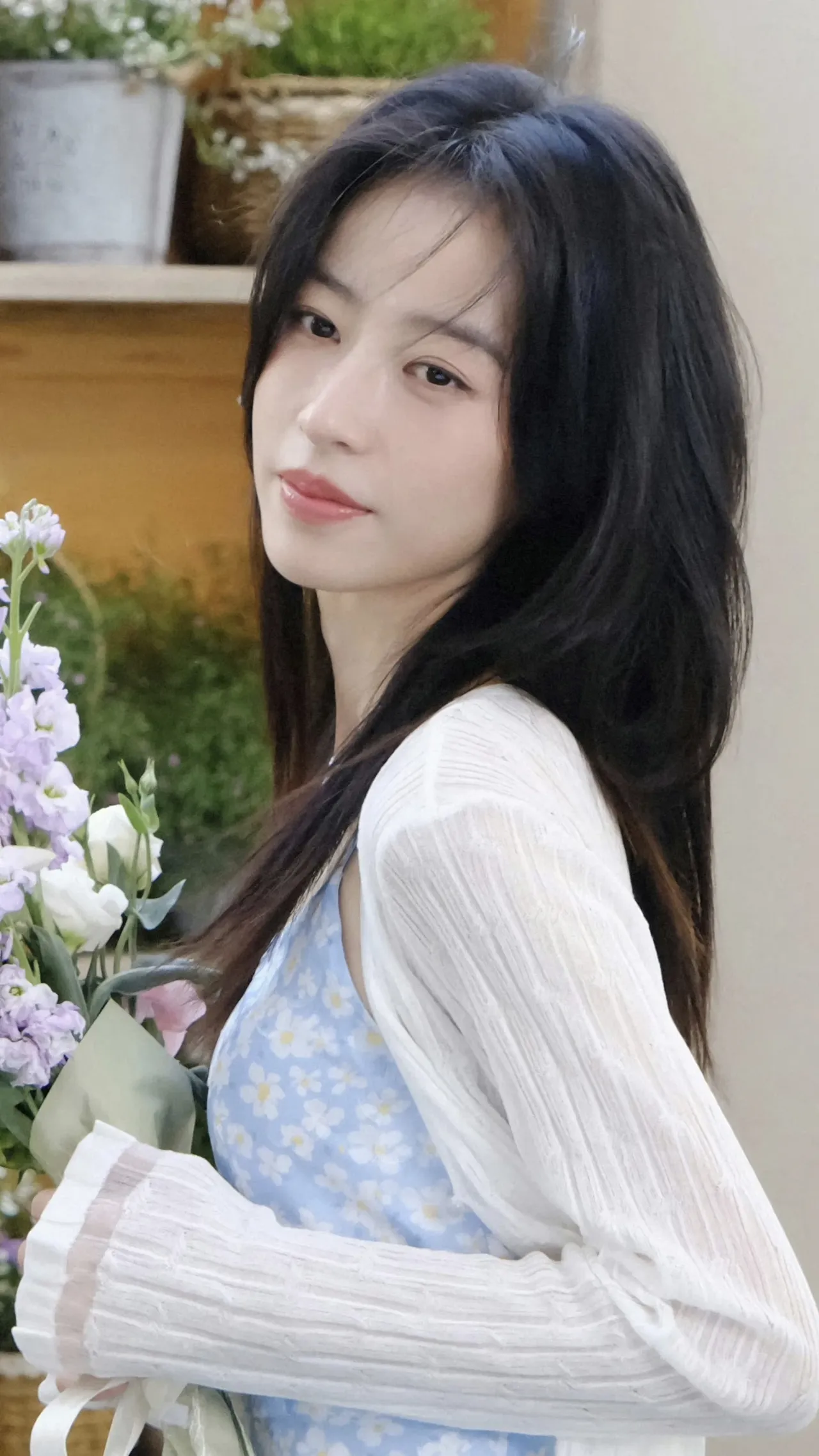 周雨彤甜美写真插图1