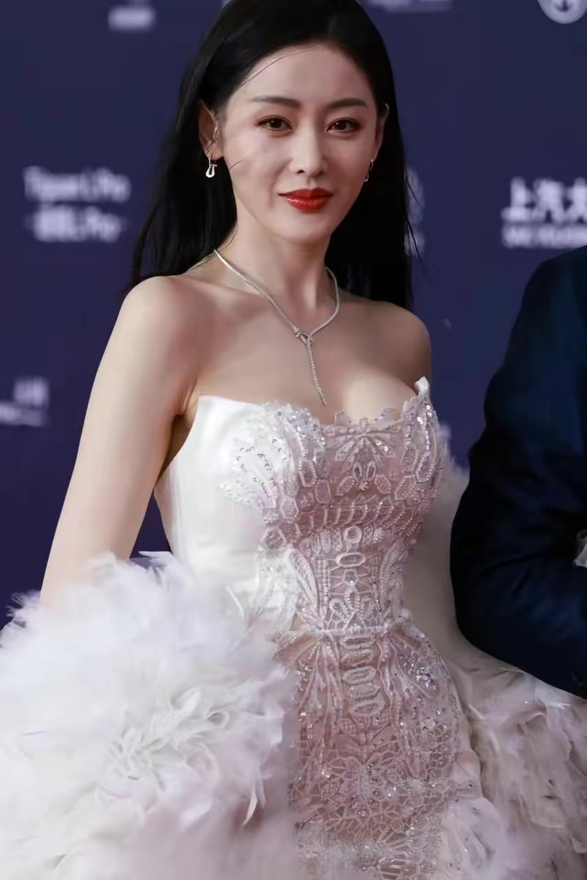 张天爱白色抹胸裙显傲人事业线插图3