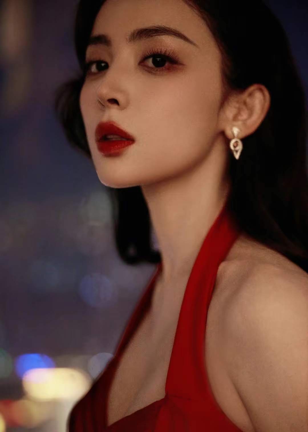 古力娜扎写真，一袭红裙好似异域玫瑰插图6